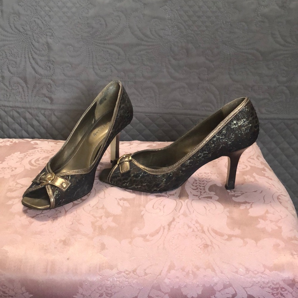 Size 7 leopard heels
